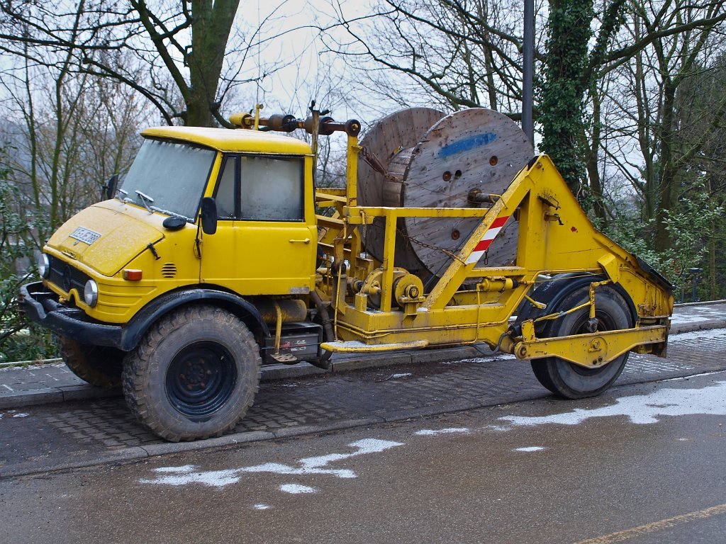 Ein schon etwas lterer Unimog mit Kabeltrommelaufbau am 27.01.2011 in Aachen.