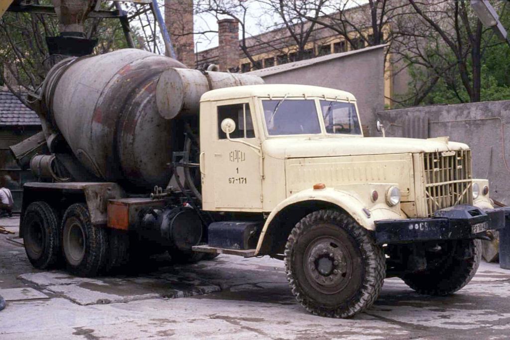 Ein schwerer Kras als Betonmischer drfte heute in Ungarn nicht mehr
anzutreffen sein. Am 17.4.1989 versah dieses Fahrzeug noch seinen
Dienst an einer Mischanlage in Budapest. Hier bei der Ausfahrt aus dem
Firmengelnde fotografiert.