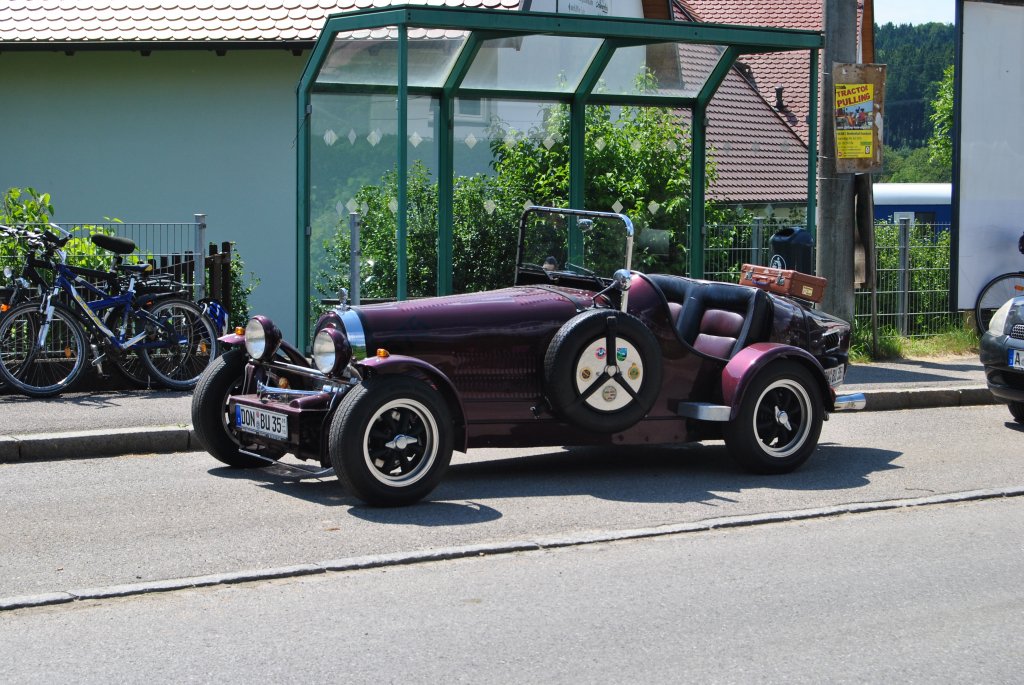 Ein sehr gepflegter BUGATTI kam mir am Sonntag dem 06.06.2010 vor die Kamera. Es ist schn wenn Besucher zum Oldtimer-Schleppertreffen auch mit ihrem Schmuckstck eine solche Veranstaltung besuchen.