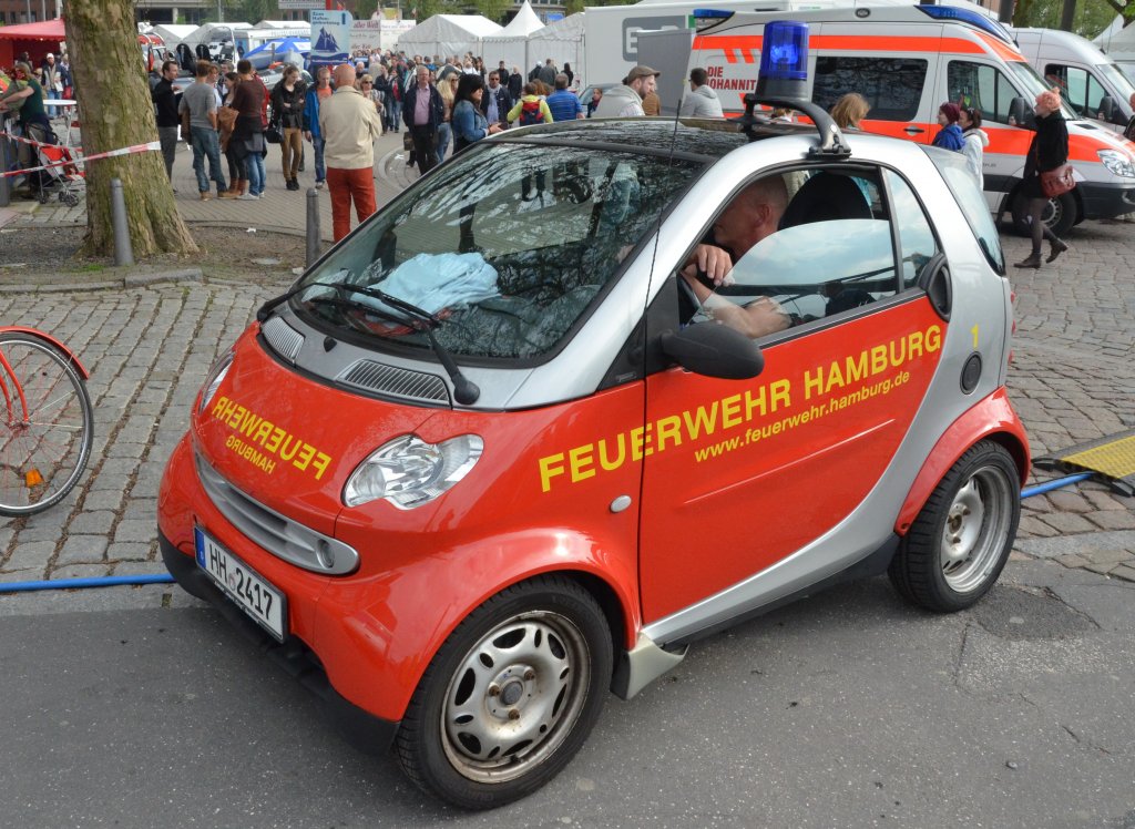 Ein Smart der Hamburger Feuerwehr als Spallrmode, oder sollte man sagen klein und schnell zum Einsatz? Gesehen am 09.05.2013.