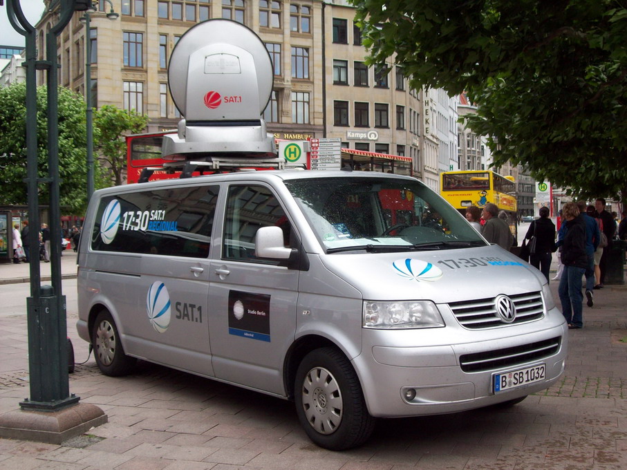 Ein so genanntes SNG (Satellit-News-Gatering), bertragungswagen von Studio Berlin im Auftrag des Fernsehsenders Sat.1 im Einsatz vorm Hamburger Rathaus. (C) Matthias Rhe
