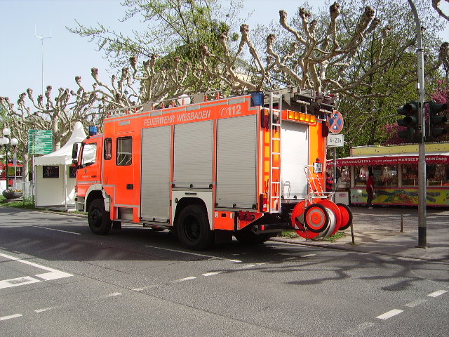 Ein Tanklschfahrzeug der Berufsfeuerwehr in Wiesbaden am 10.04.11 