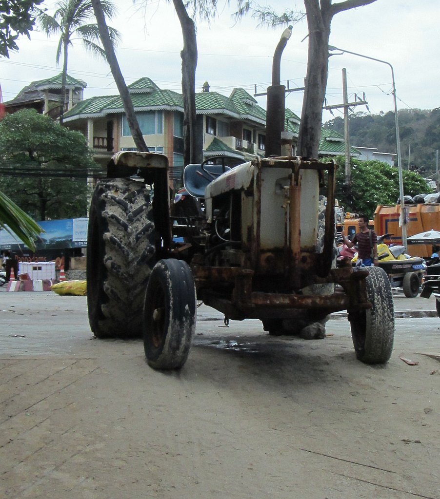 Ein total verrosteter Traktor am Patong Beach in Phuket.(2.1.2012)