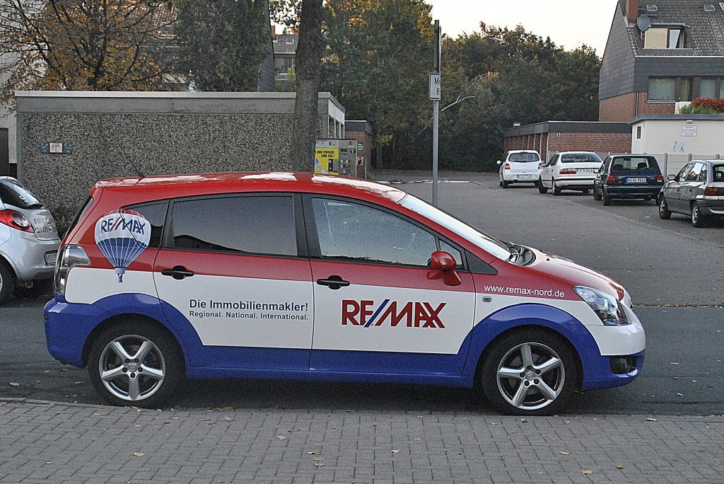 Ein Toyota, mit Werbung fr  REMAX  in Lehrte, am 08.10.2010.