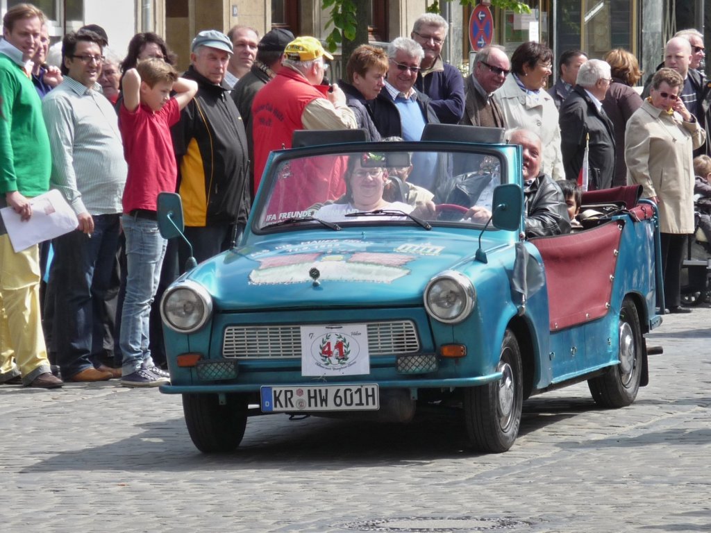 Ein Trabbi am Start bei der Oldtimer-Rallye in Hls. Besonderes Extra: Frischluft (aber nicht bei Rckenwind)!