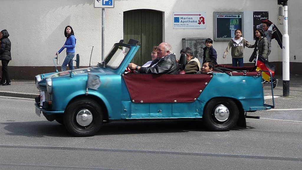 Ein Trabbi startet bei der Oldtimer-Rallye in Hls. Besonderes Extra: Frischluft (aber nicht bei Rckenwind)!