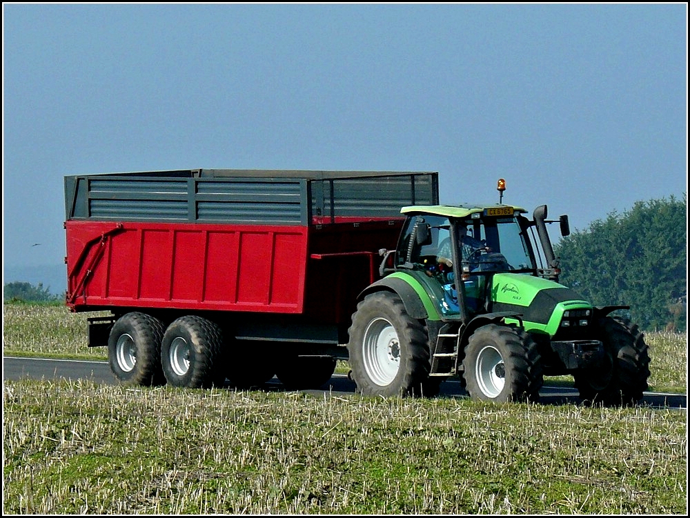 Ein Traktor der Marke Deutz-Fahr mit Anhnger auf dem Weg zum Feld, um die Ernte einzufahren. 04.09.2010