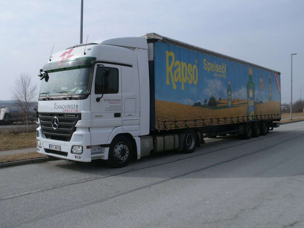 Ein tschechischer Mercedes-Sattelzug wartete am 13.Mrz 2011 auf die Fhre in Mukran.