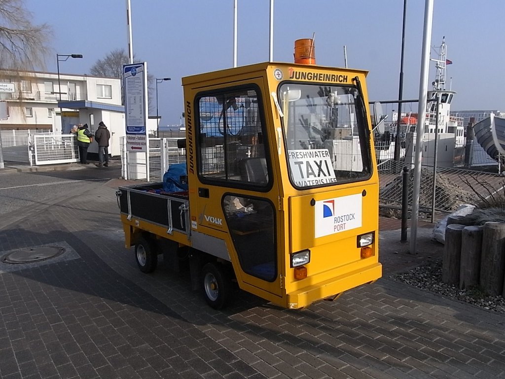 Ein umweltfreundliches E-Mobil unterwegs, als  Frischwasser-Taxi , für Rostock Port in Warnemünde. Wenn die Kreuzliner am Fährterminal ankommen ist das Fahrzeug im Einsatz um die Frischwasserzufuhr von Land zum Schiff zu gewährleisten.
