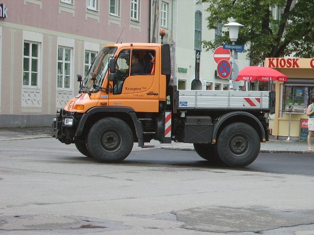 Ein Unimog U300 in Kempten in der Innnensadt im Urlaub fotografiert.