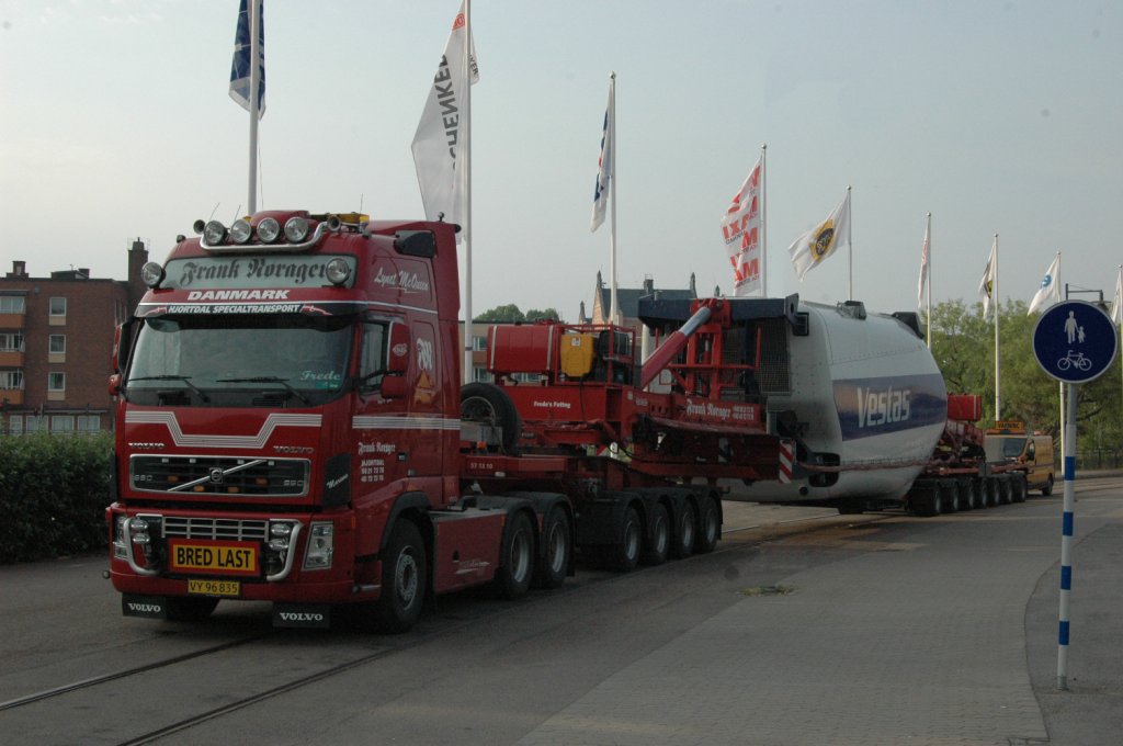 Ein Volvo Schwertransport aus Dnemark in Oskarshamn/Schweden, beladen mit einem Motor fr Windkraftanlagen wartet er auf die Fhrberfahrt nach Gotland am 09.06.2011.