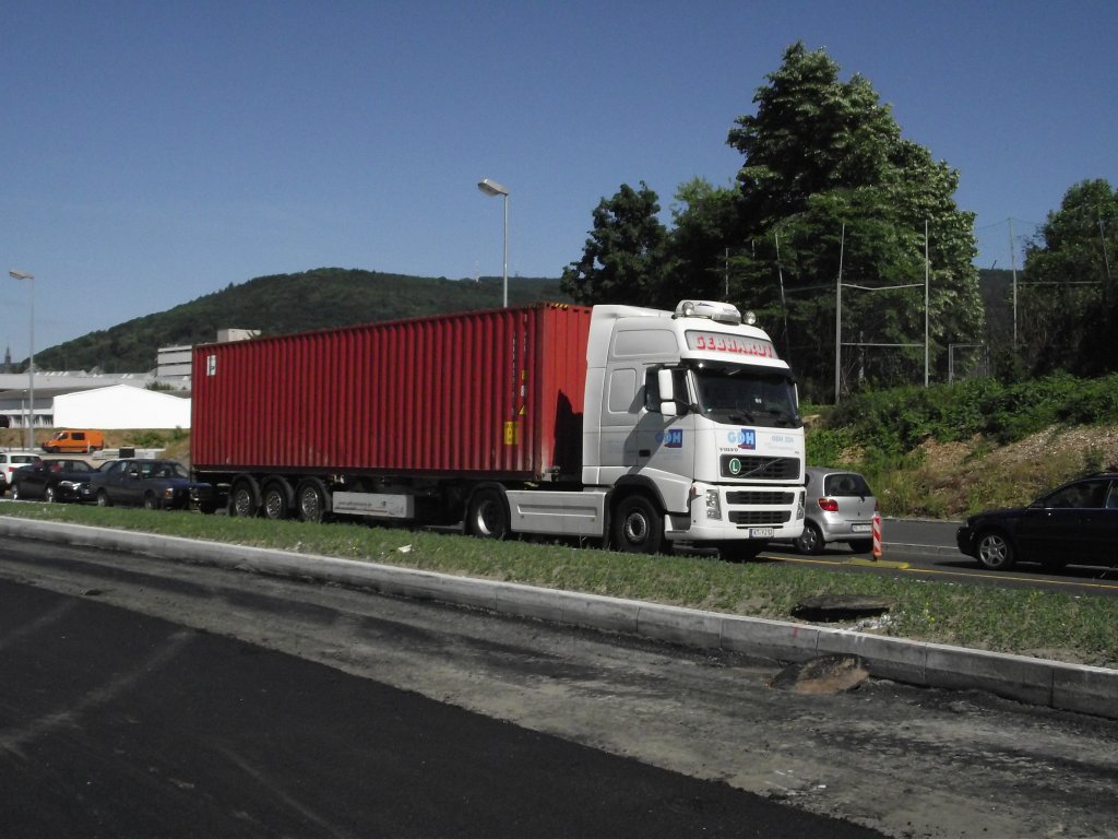 Ein Volvo Truck mit Container in Heidelberg am 13.05.11
