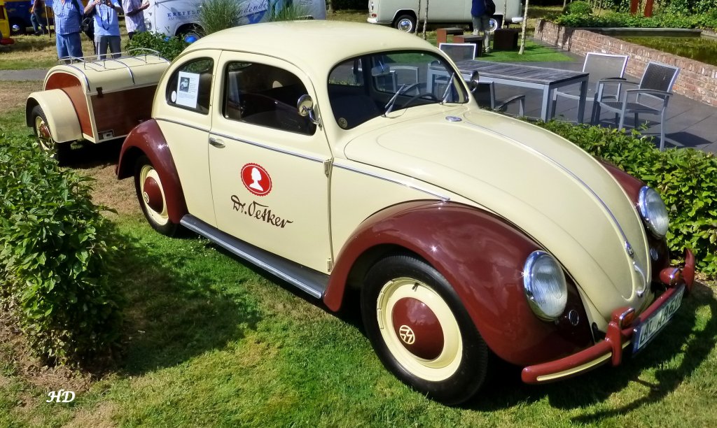 Ein VW Kfer Typ 11C, Baujahr 1950. Dieses Modell, wegen der Rckfenster  Brezel  genannt, wurde bis 1953 gebaut. Mit diesen Autos waren in den 50er und 60er Jahren die Auendienstmitarbeiter der Firma Oetker unterwegs.
Gesehen bei den Classic Days Schloss Dyck 2013.