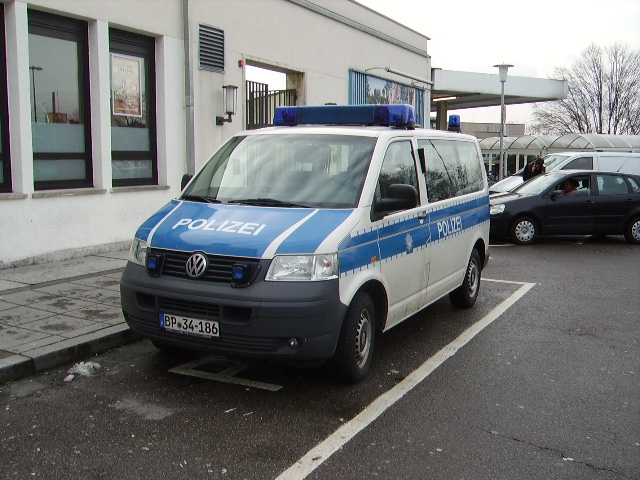 Ein VW T5 der Bundespolizei in Heidelberg Hbf am 10.12.10