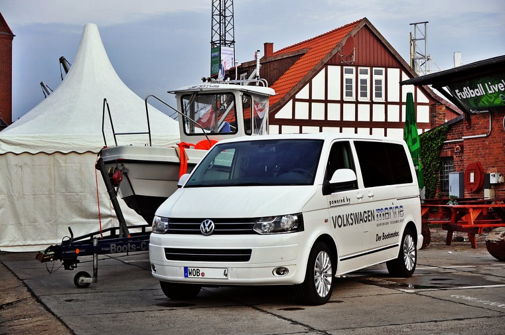ein VW T5 der  volkswagen marine  bei Hafenfesttagen in Stralsund am 10. 06.2010
