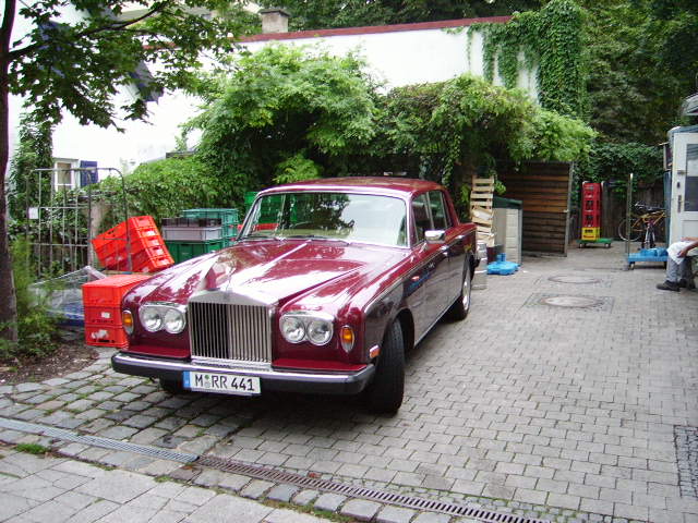 Ein Weinroter Bentley in Mnchen am 08.08.06