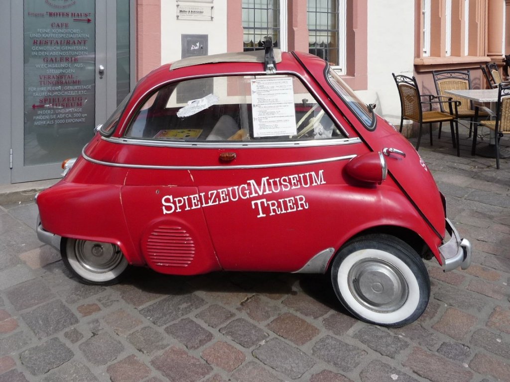 Eine BMW Isetta als Werbetrger fr das Spielzeugmuseum in Trier.