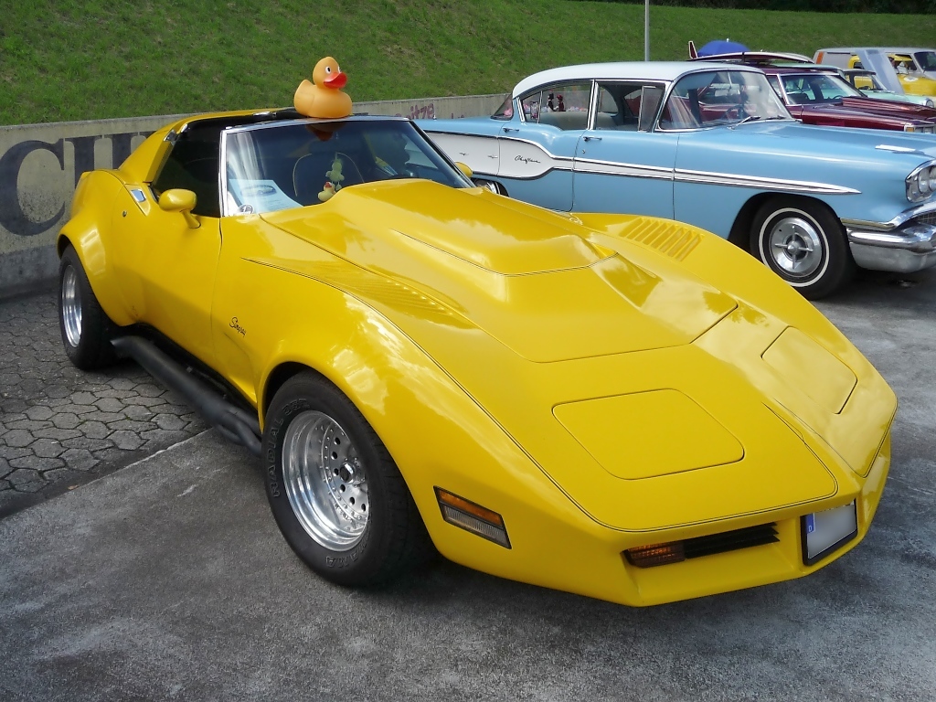 Eine Corvette  Stingray  in Quietsche-Gelb von 1976 auf der US-Car-Show in Grefrath im August 2010. Der 5,7-l-V8 bringt 229 PS auf die Hinterräder.