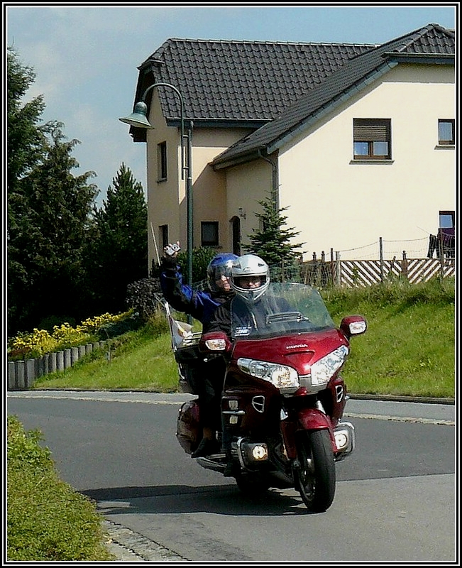 Eine frhliche Gesselschaft bei der Motorradausfahrt des Honda GoldWingmotorrad Vereins auf den Strassen im Norden von Luxemburg.
04.09.2010
