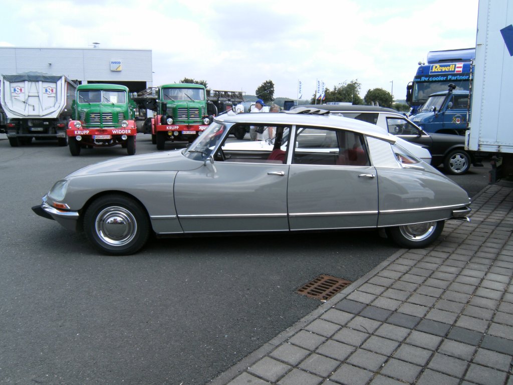 Eine Gttin, aufgenommen anllich der Oldtimer-Prsentation beim Mercedes-Autohaus Liebrecht in Lemgo am 04.07.2009.
Diese Gttin hat einen Gimmik im Scheinwerfer, siehe Bild ID37886