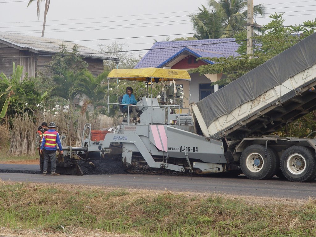 Eine japanische Asphaltiermaschine NIIGATA NFB63C bei der Stadt Nang Rong im Nordosten Thailands am 17.01.2011