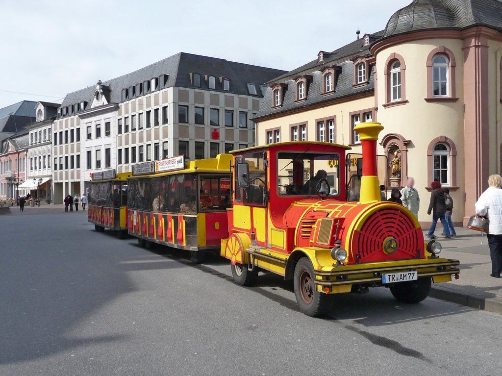 Eine Stadtrundfahrt- Eisenbahn  am Simeonsstift in Trier, nhe der Porta Nigra. Man kann das Fahrzeug auch gut auf dem Google-Satellitenbild erkennen!