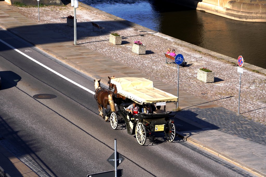 Eine Stadtrundfahrt mit  2PS  ist am 06.10.2011 unterwegs auf dem Dresdener Terrassenufer und wird gleich unter der Augustusbrücke verschwinden!