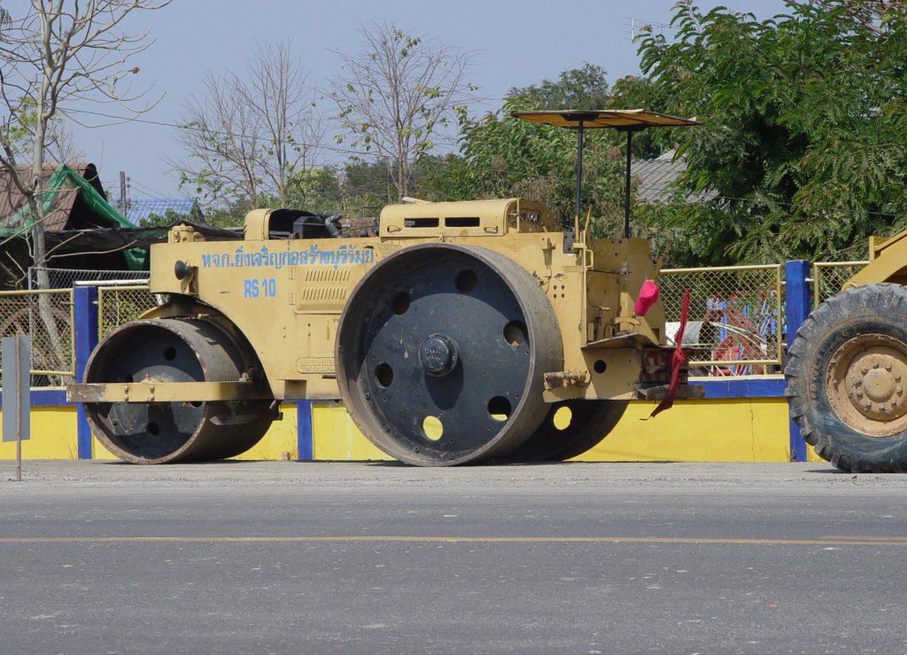Eine Strassenwalze mit der Bezeichnung RS 10, der Hersteller war nicht festzustellen, bei der Kleinstadt Lamplaimat im Nordosten Thailands am 18.01.2011