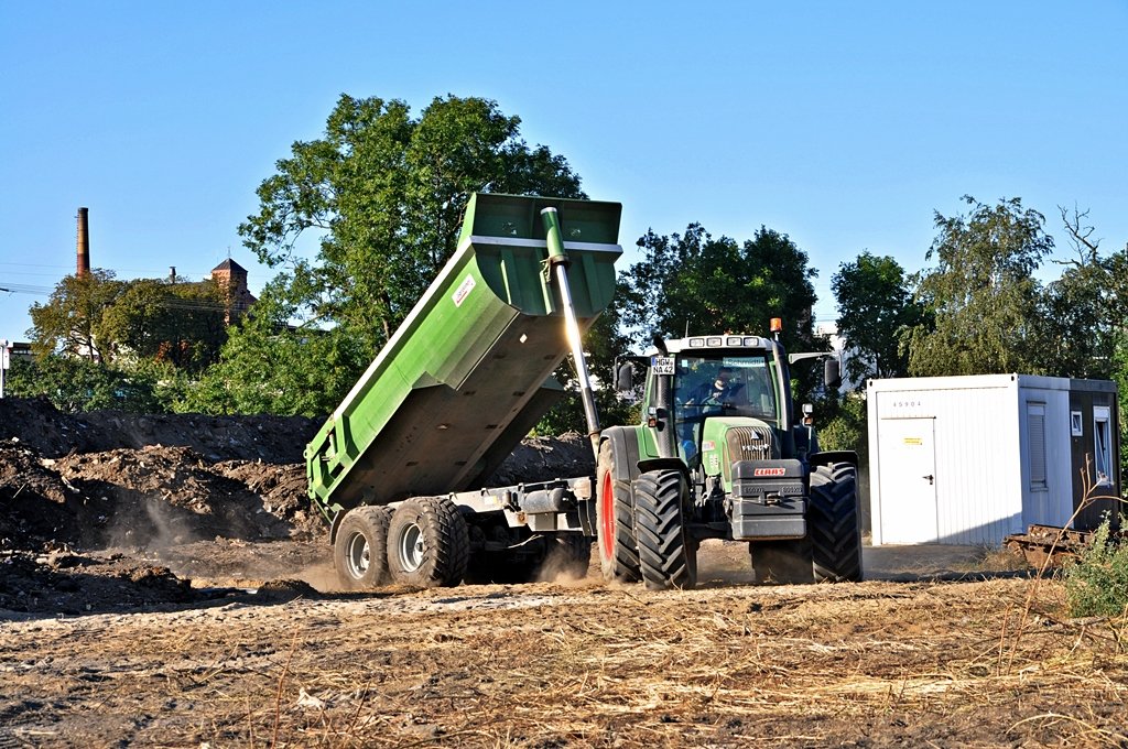 einen Fendt findet man nicht nur auf dem Acker, auch bei Erdarbeiten auf Baustellen wie hier im neuen Gewerbegebiet am Holzhafen in Stralsund am 01.09.09