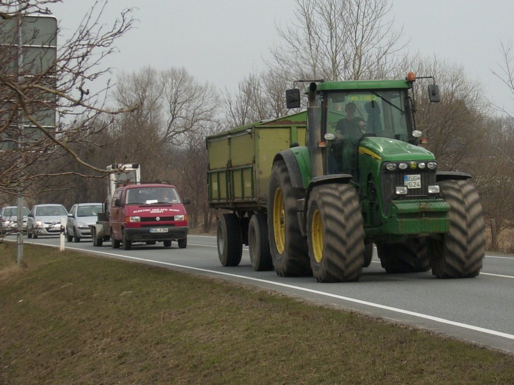 Einen kleinen Stau verursachte dieser John Deere-Traktor am 26.Mrz 2010 auf der B96 bei Bergen/Rgen.