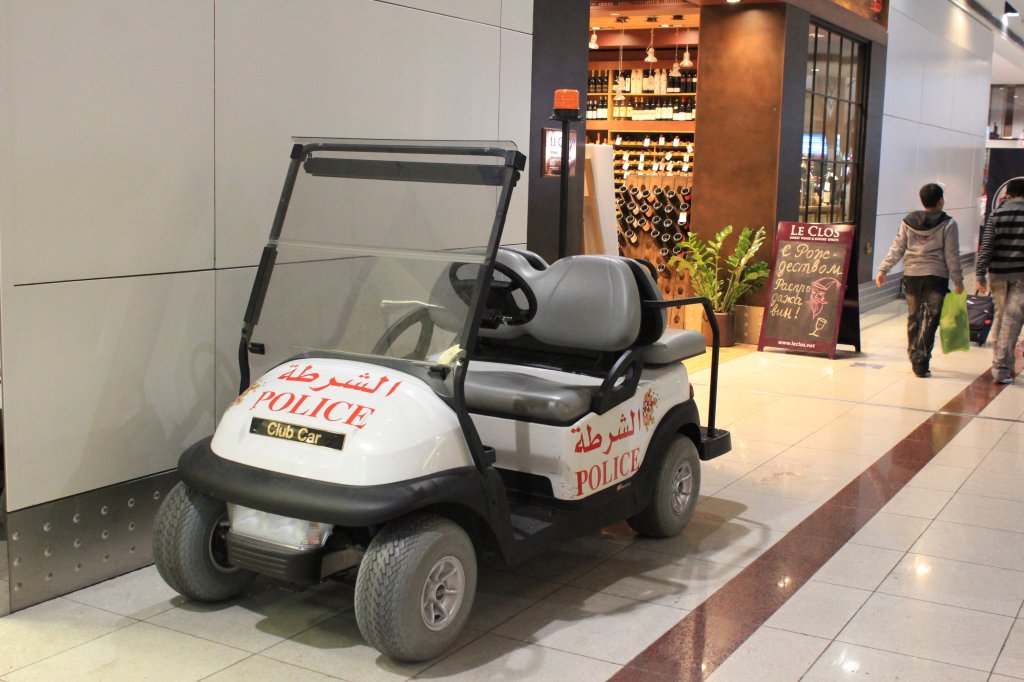 Einer der  Polizeiwagen  auf dem Flughafen Dubai. Aufnahmedatum: 25.12.2010