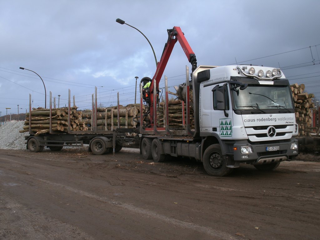Einsatz am 12.November 2012 auf der Ladestrae in Bergen/Rgen als Dieser Mercedes Holz zur Verladung brachte.