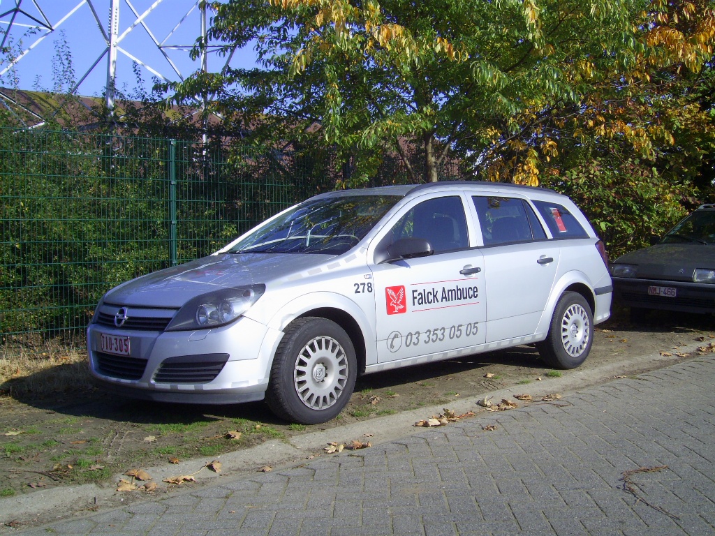 Einsatzfahrzeug Opel Astra Caravan von Falck-Ambuce, Aufnahme am 07.10.2007 in Wijnegem