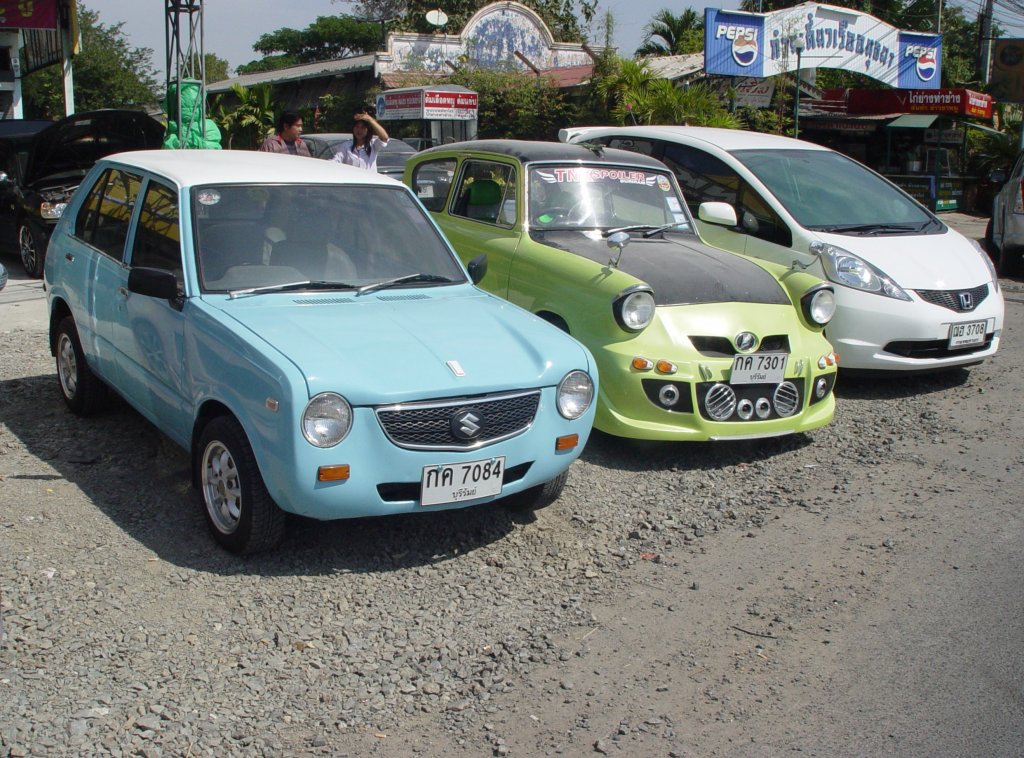 Einträchtig nebeneinander: Suzuki, Ford Anglia 105E und ein Honda Jazz am 20.01.2011 in Buri Ram in Thailand