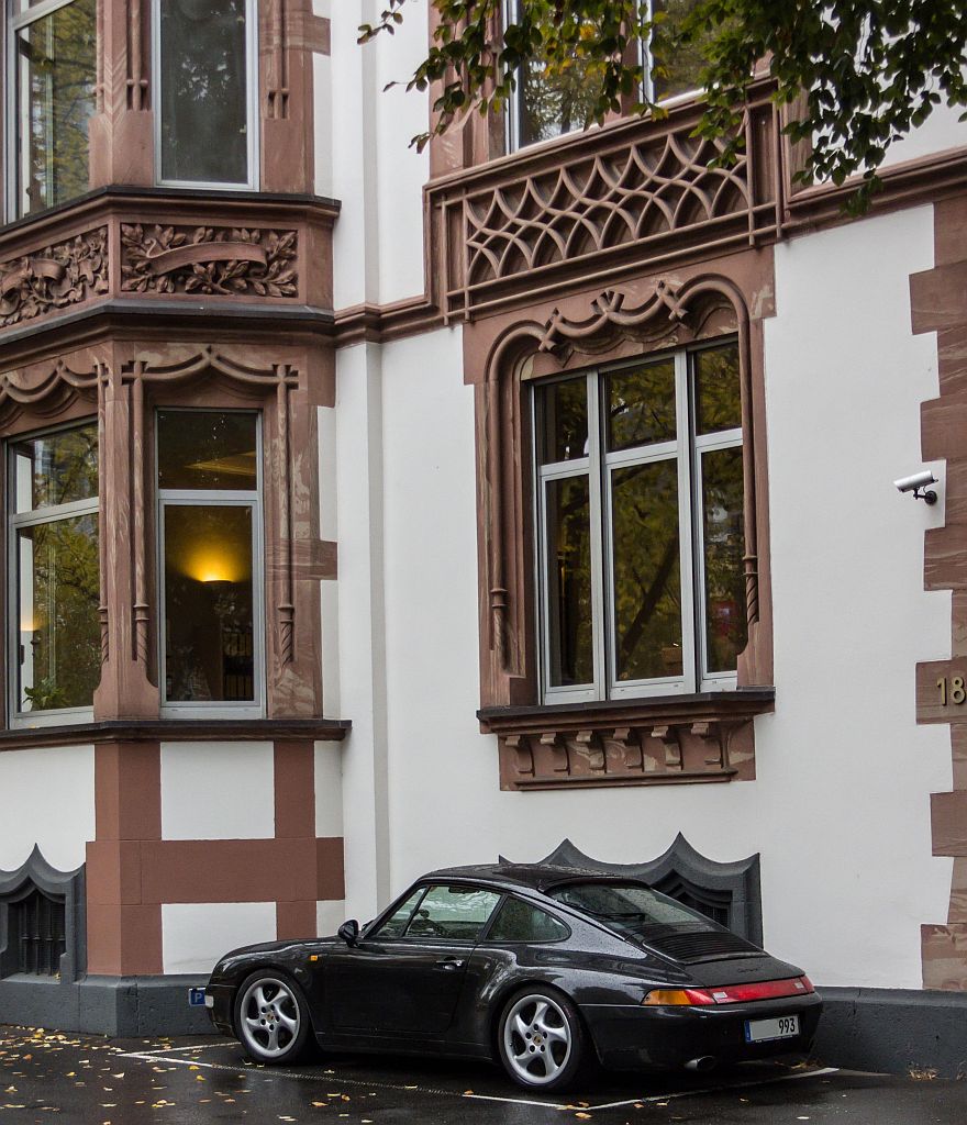 Eleganter Porsche 911 (993) vor einem eleganten Haus. (Aufnahmedatum am 26.10.2012)