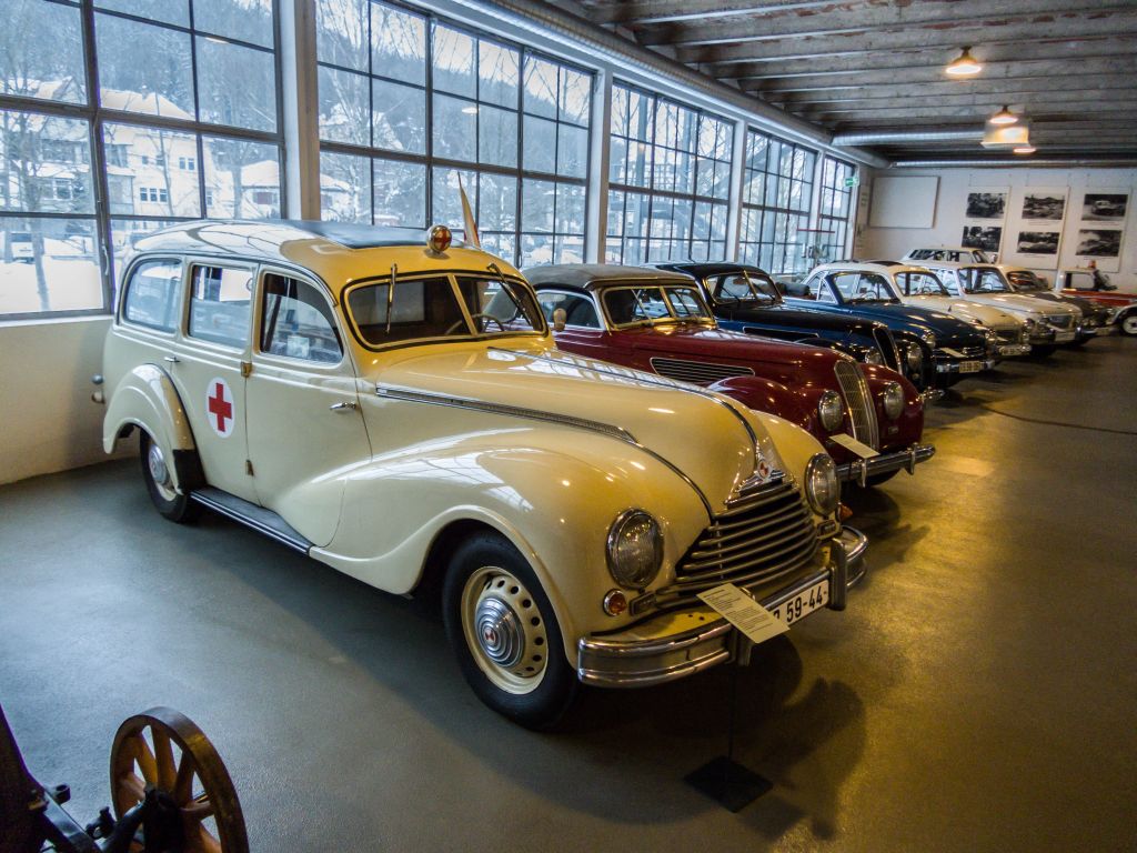 EMW 340 - 4  Sanittskraftwagen , gesehen im Automobilwelt Eisenach am 25.01.2013