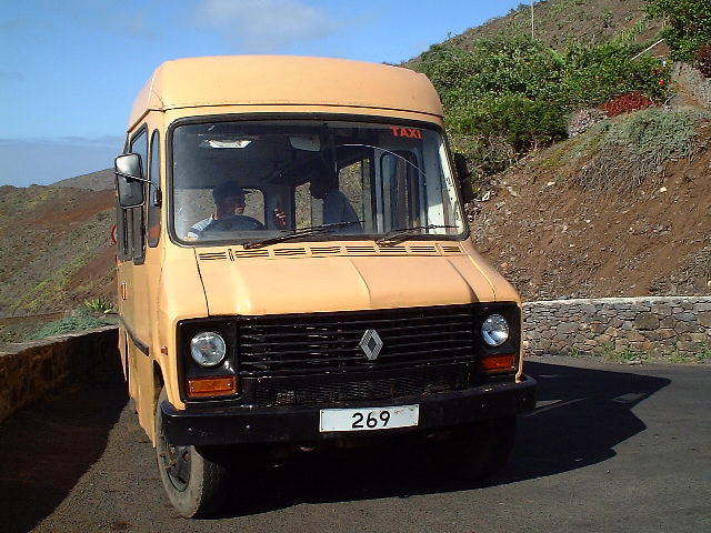 Englischer Renault 50, Bj. 1987-93 (vorher Dodge 50) - Bus für Ausflüge auf St. Helena (Aufnahmedatum Dezember 2000)