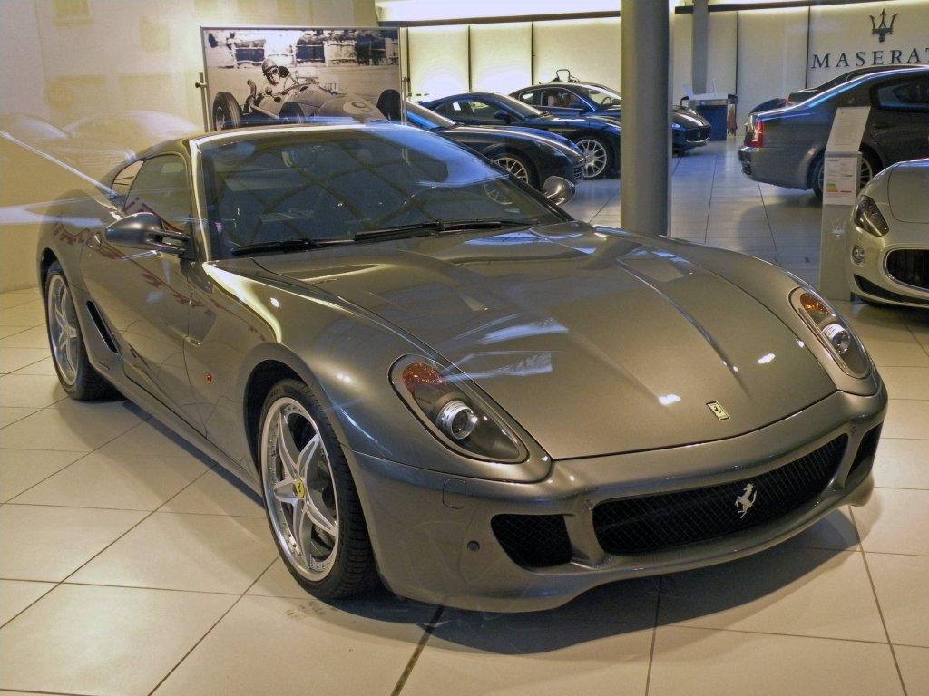 Fabrikneuer Ferrari in einem Schaufenster in Basel. Die Aufnahme stammt vom 02.01.2010.