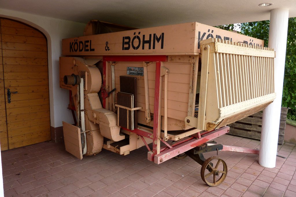 fahrbarer Dreschkasten der Firma Kdel&Bhm, 1909 gegrndet in Lauingen/Schwaben, 1936 lieferten sie bereits die 100.000ste Maschine, gehrt heute zu Deutz-Fahr, Aug.2011 