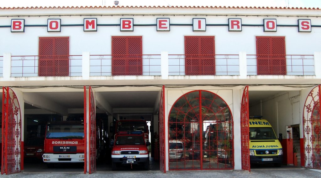 Fahrzeughalle der Feuerwehr von Tavira in Sdportugal mit Einsatzfahrzeugen. (Aufnahme 26.05.2010).