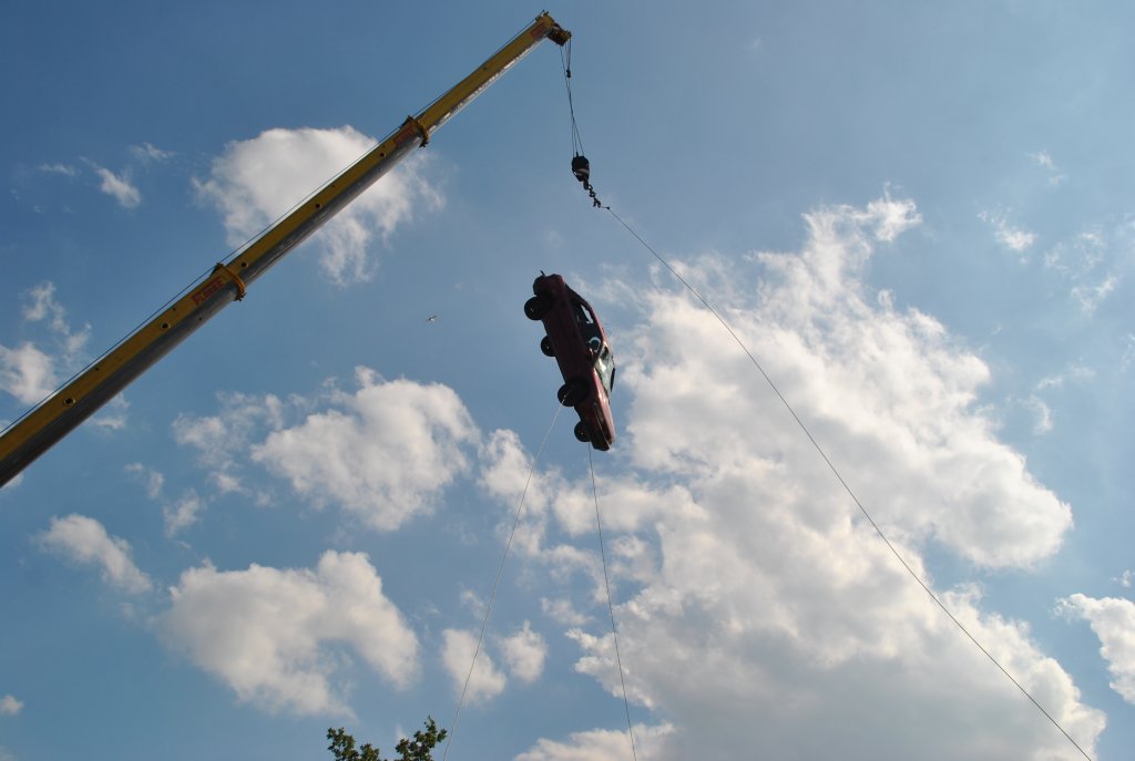 Fall aus eines Ford Mondeo aus 18. Meterhhe, bei der Leistungsschow  der Ortsfeuerwehr Lehrte auf dem Schtzenplatz am 21.08.2010