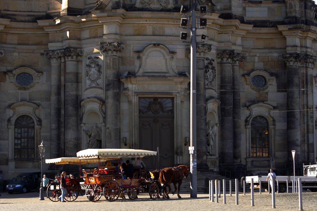 Fast wie in alten Zeiten: Pferde-Droschken laden vor dem Portal der Dresdener Hofkirche zu Stadtrundfahrten ein! (Aufnahme vom 06.10.2011)