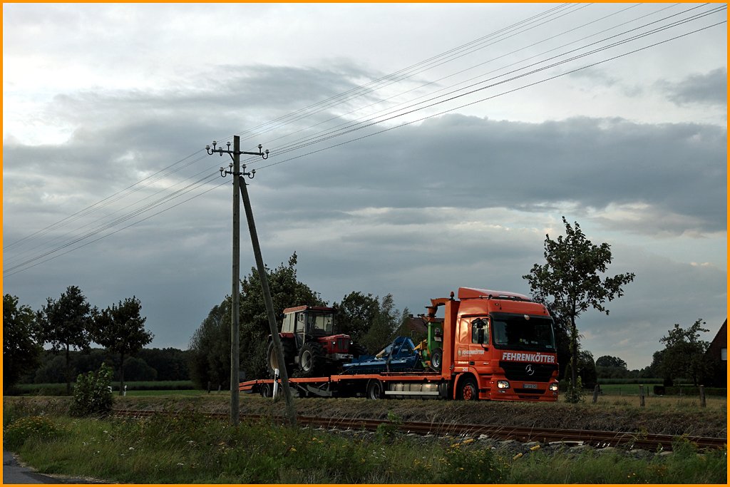 FEHRENKÖTTER No2: ACTROS MP2 1841 mit einem alten Traktor und einer Bodenbearbeitungsmaschine(?) ist bei Beelen unterwegs. (03.09.2009)