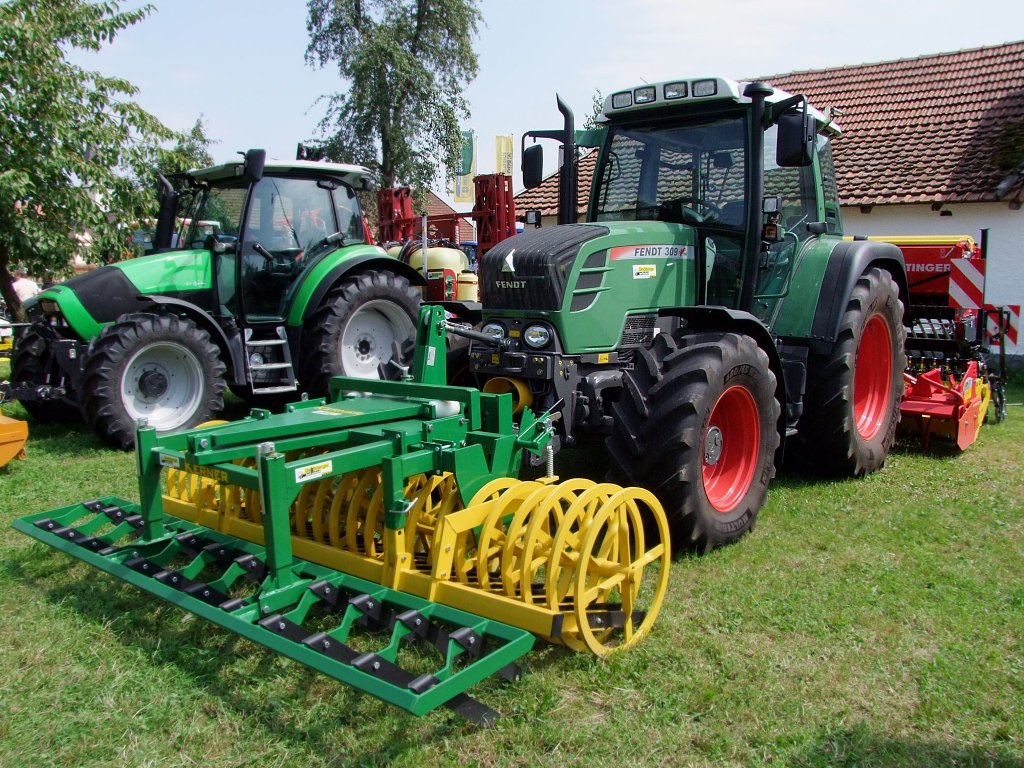FENDT-309Vario  steht mit angebautem Frontpackersystem sowie einer Smaschine anlsslich einer Landwirtschaftsgerteschau in Antiesenhofen ;090809