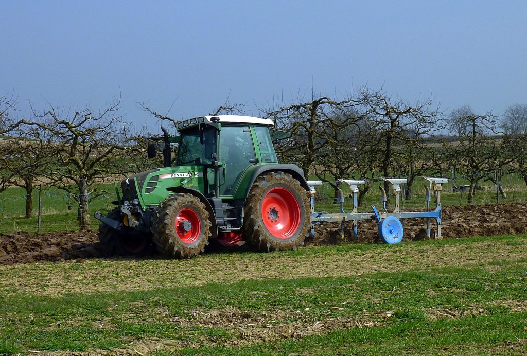Fendt 312, Allradschlepper mit angebautem 4-Schar-Wendepflug bei der Arbeit, April 2013