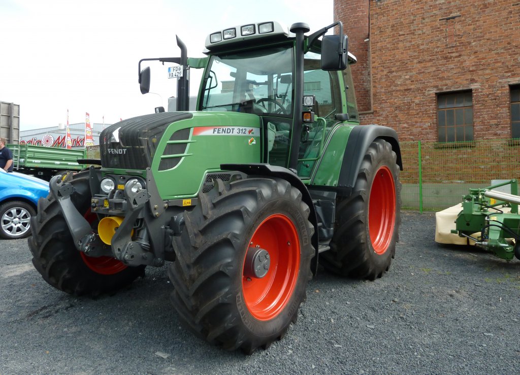 Fendt 312 steht auf der Ausstellungsflche der Raiffeisenniederlassung Fulda, Juni 2010