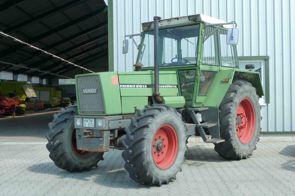 Fendt 610 LS wartet auf seinen nchsten Einsatz, August 2012