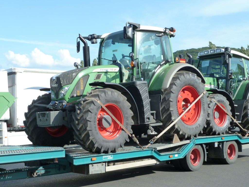 Fendt 718 unterwegs zu seinem knftigen Arbeitsplatz, stehend auf einen Transporter der Spedition Ziegler, August 2012