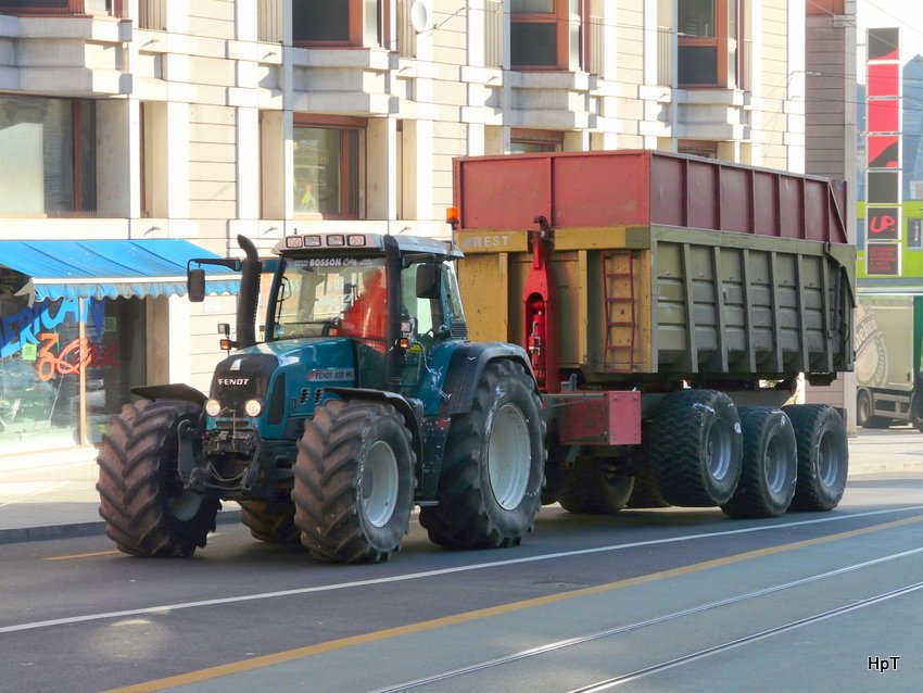 Fendt 820  Traktor unterwegs in der Stadt Genf am 11.12.2009