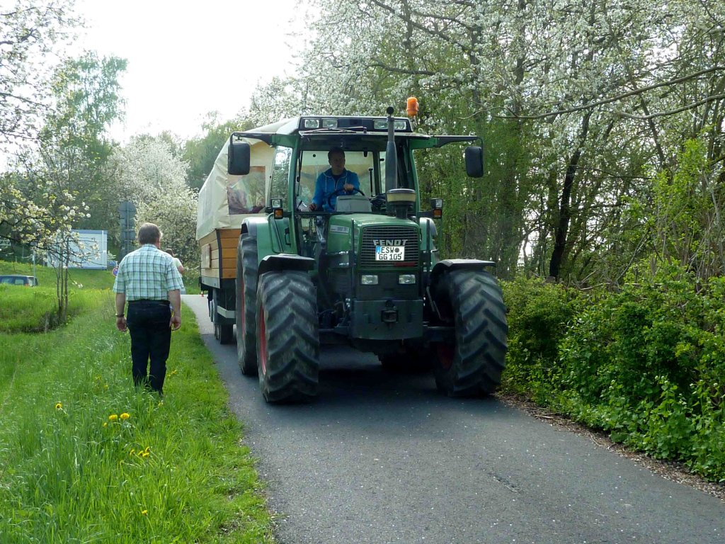 Fendt mit angehngtem Personentransportwagen bringt die Gste zu den Kirschbltenhainen in Witzenhausen, Mai 2013